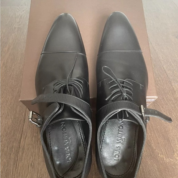 Very nice condition

Look perfectly elegant

Come with box - Picture 2 of 8